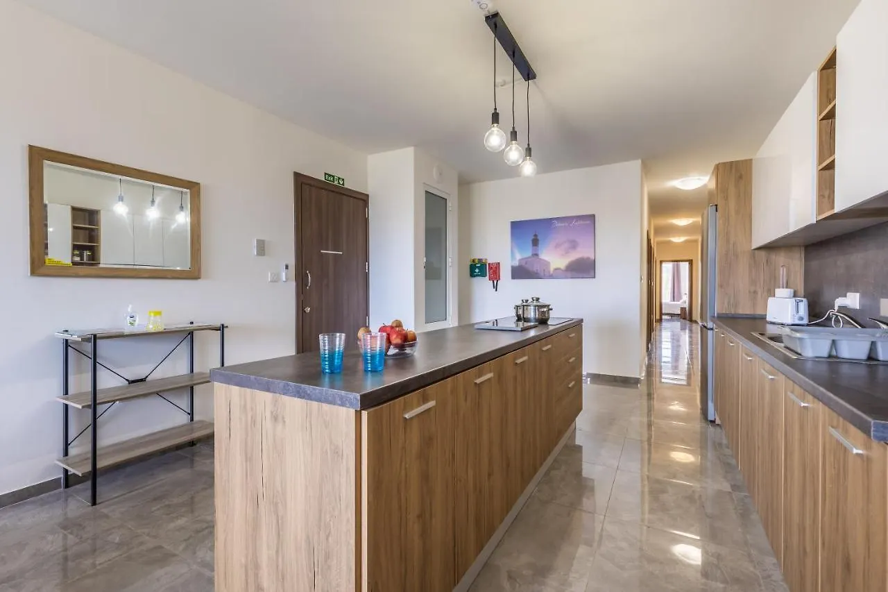 3 Bedroom Apartment - Walking Distance From Airport Gudja