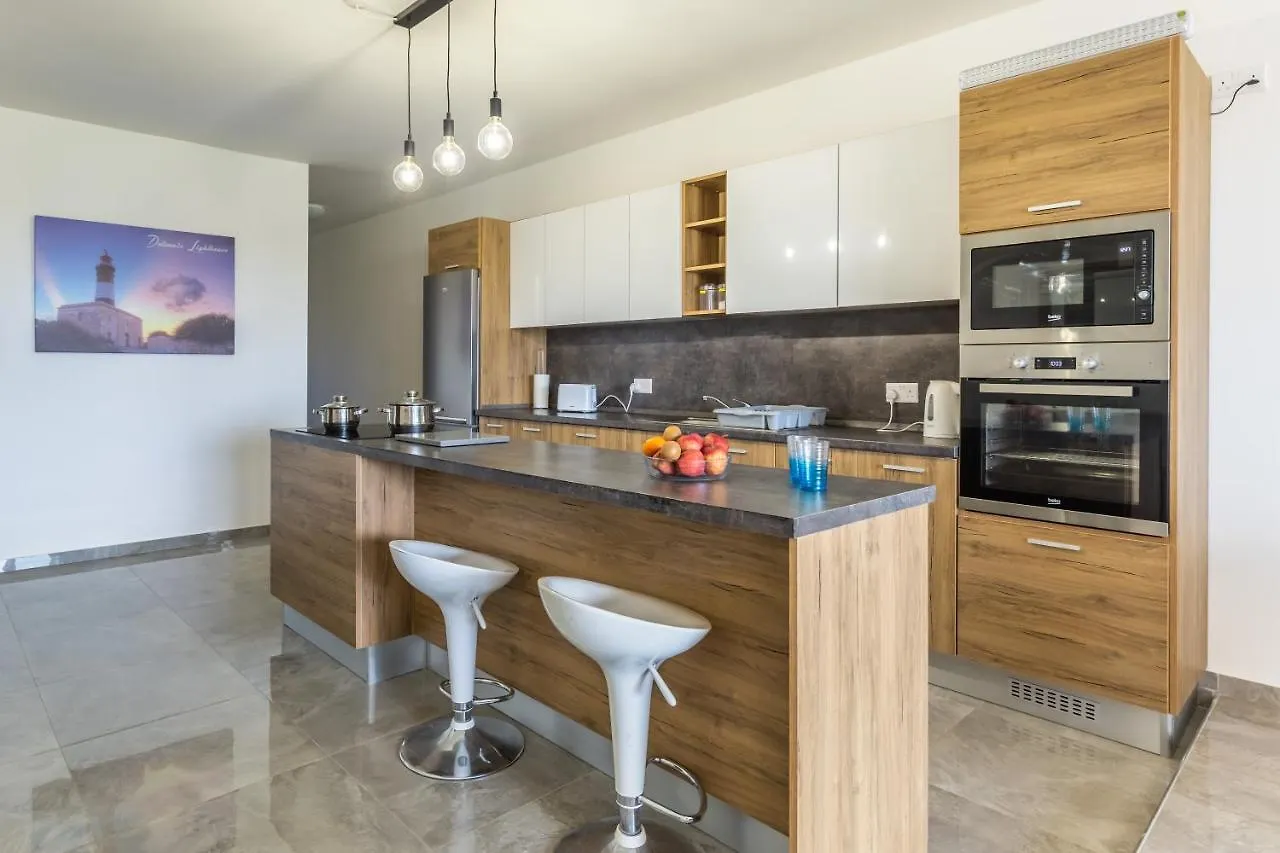 3 Bedroom Apartment - Walking Distance From Airport Gudja