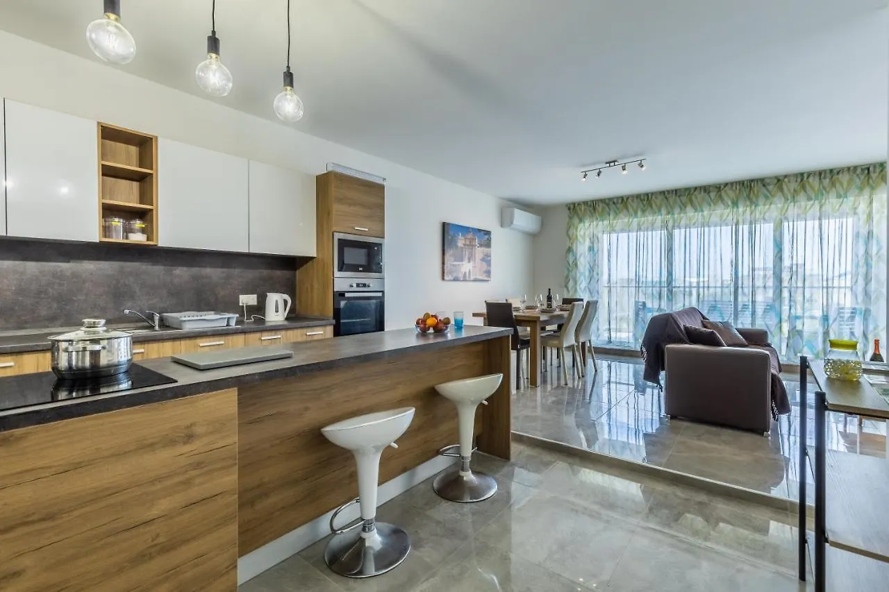 3 Bedroom Apartment - Walking Distance From Airport Gudja