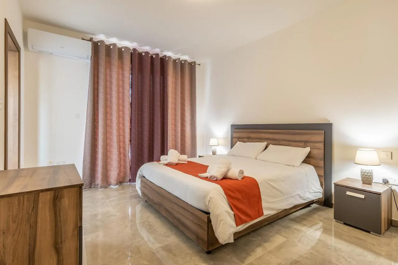 3 Bedroom Apartment - Walking Distance From Airport Gudja