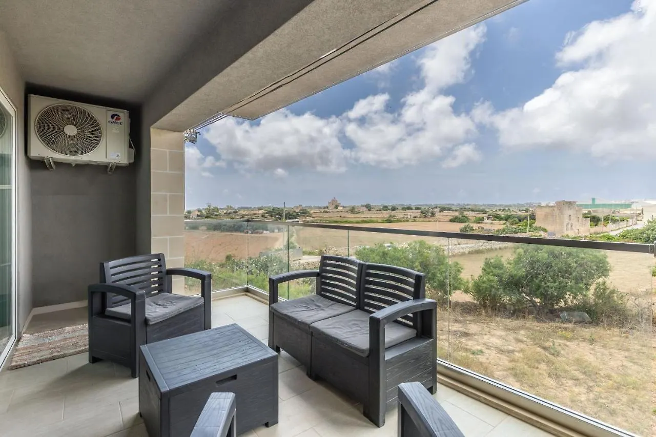 3 Bedroom Apartment - Walking Distance From Airport Gudja