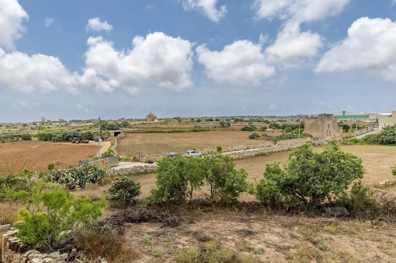 3 Bedroom Apartment - Walking Distance From Airport Gudja 0*,